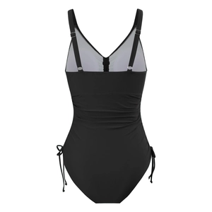 Dettaglio del costume intero nero con coulisse e design della schiena a V regolabile