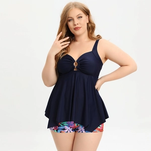 Détail du haut de tankini bleu marine avec anneau et short de bain à fleurs