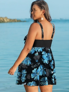Détail de robe de bain grande taille à motif floral bleu sur fond de mer azur