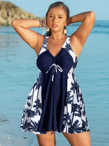 Détail de la robe de bain grande taille avec col en V et imprimé de palmiers