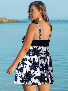 Détail d'un maillot de bain grande taille avec haut noir et jupe à imprimé palmier