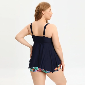 Détail d'un tankini grande taille avec haut à volants et short de bain floral