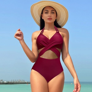 Maillot de bain une pièce rouge foncé avec licou et découpe sur fond de plage