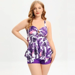 Détail d'un tankini grande taille avec haut à imprimé tropical et anneau en métal