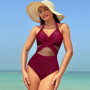 Détail d'un maillot de bain bordeaux avec découpes, empiècements en résille et licou