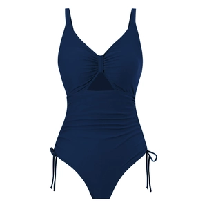Dettaglio del costume intero blu scuro con scollo a V, cut-out e texture drappeggiata