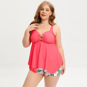 Détail d'un haut de tankini grande taille corail avec anneau et short de bain floral