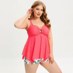 Détail du haut tankini rose avec anneau métallique et bas de maillot à fleurs