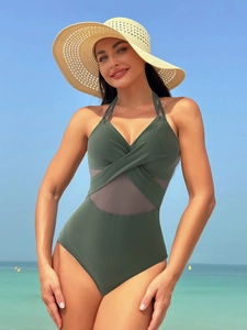 Détail d'un maillot de bain vert armée avec empiècement en résille et décolleté licou