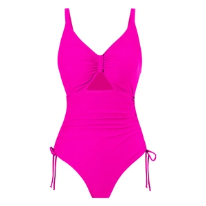 Dettaglio del costume intero rosa fucsia con ritaglio frontale e trame arricciate