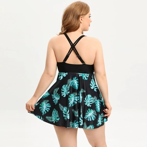Détail du maillot de bain grande taille avec bretelles croisées et motif feuilles tropicales
