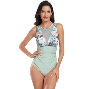Détail d'un maillot de bain une pièce avec imprimé floral tropical et col V en résille
