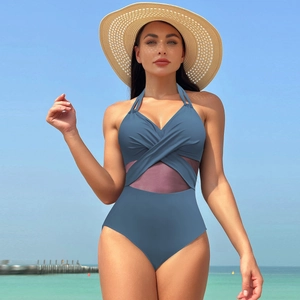 Détail du maillot de bain bleu avec panneaux en maille et design croisé dos nu chic