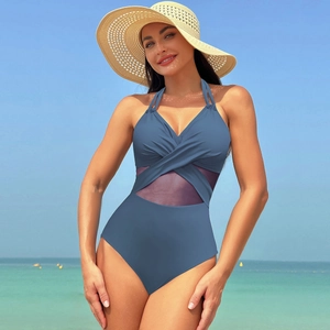 Détail du maillot de bain bleu une pièce avec empiècement en résille et dos nu