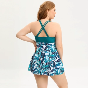 Détail d'un tankini grande taille avec bretelles croisées et jupe à imprimé tropical