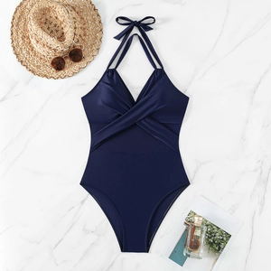 Détail à plat du maillot de bain une pièce bleu marine avec encolure en V croisée