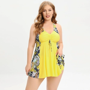 Détail d'un maillot de bain licou jaune grande taille avec imprimé paisley et cordon de serrage