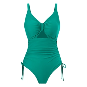 Dettaglio ravvicinato del costume intero verde scuro arricciato con scollo a V