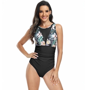 Détail du maillot de bain fleuri avec col en V en maille et taille plissée amincissante