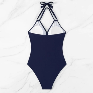 Détail à plat d'un maillot de bain une pièce bleu marine avec mesh et coussinets amovibles