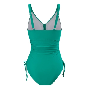 Dettaglio del costume intero verde con tessuto arricciato e spalline regolabili