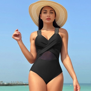 Détail d'un maillot de bain noir avec panneau en maille et bretelles en jacquard chic