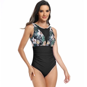 Détail du maillot de bain imprimé tropical avec décolleté en résille et plis gainants
