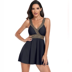 Détail d'un maillot de bain noir à col en V profond avec texture de chaîne dorée