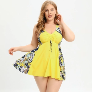 Détail de robe de bain jaune grande taille avec imprimé paisley et décolleté en V profond