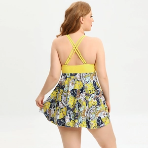 Détail de maillot de bain grande taille jaune avec jupe à imprimé paisley