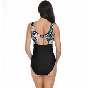 Détail de l'imprimé floral tropical sur maillot de bain avec dos nu en U et découpe