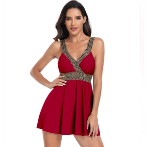 Détail d'un maillot de bain rouge à col en V avec ceinture tressée décorative noire et dorée