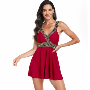 Détail du maillot de bain rouge à col en V avec bordure tressée dorée et noire élégante