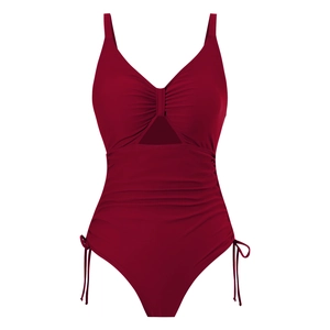 Dettaglio costume intero bordeaux con scollo a V profondo e increspature anteriori