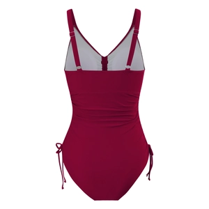 Dettaglio del costume da bagno intero rosso vino con spalline regolabili e design posteriore pieghettato