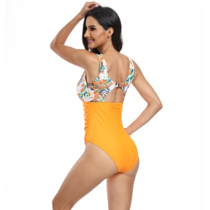 Vue détaillée d'un maillot de bain une pièce avec imprimé floral orange et fronces