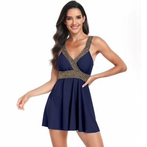 Détail de la robe de bain bleu marine avec décolleté en V et décoration dorée à la taille