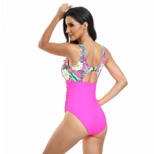 Détail d'un maillot de bain rose à fleurs avec dos nu et cordons de serrage latéraux