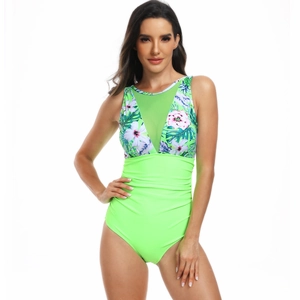 Détail du maillot avec imprimé floral tropical et découpe en résille vert fluo