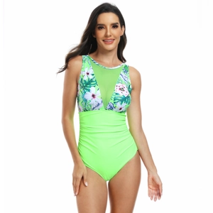 Détail de l'imprimé tropical et du maillot de bain plissé vert fluo à col résille