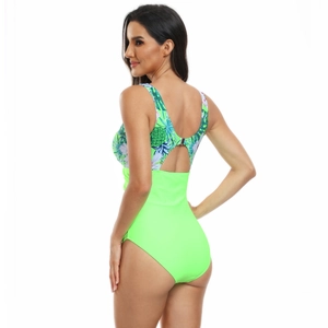 Détail du dos d'un maillot de bain une pièce avec motif tropical et design vert fluo ajouré