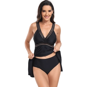 Détail du maillot deux pièces noir avec empiècements en résille et jupe haute