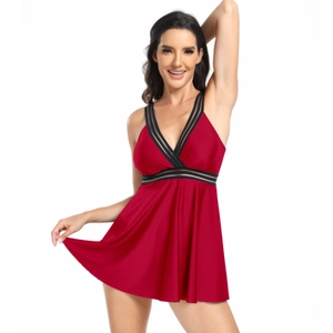Détail du maillot de bain rouge col en V avec rayures en maille noire et jupe en A