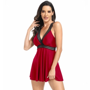 Détail du maillot de bain rouge foncé grande taille avec rayures en maille et jupe en A