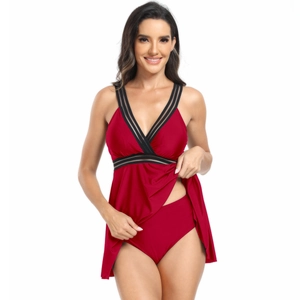 Détail du tankini rouge deux pièces avec décolleté en V et bandes en tulle noir
