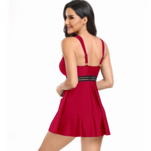 Détail d'une robe de bain rouge grande taille avec bretelles réglables et rayures