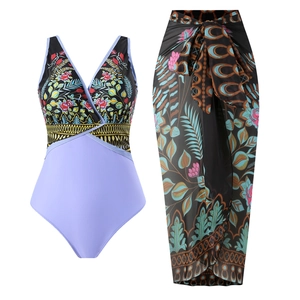 Ensemble deux pièces pour femme avec maillot floral à col en V et paréo de plage lilas assorti