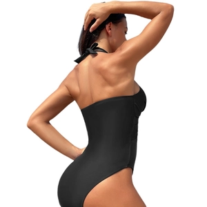 Maillot de bain une pièce noir élégant avec dos nu et détail de nœud papillon sur fond blanc