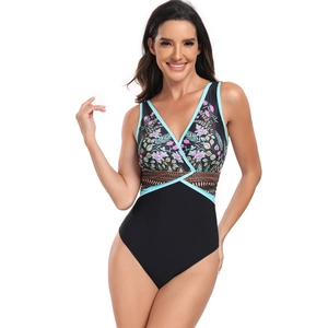 Détail d'un maillot de bain noir avec imprimé floral et bordures bleu clair élégantes