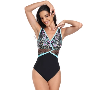 Détail du maillot de bain une pièce à fleurs avec col en V et bordure bleue à la taille
